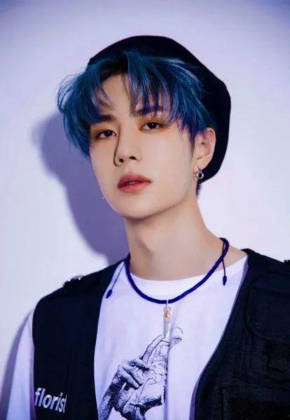 娱乐圈都在吃肖战王一博的瓜,肖战王一博瓜香四溢，粉丝纷纷围观